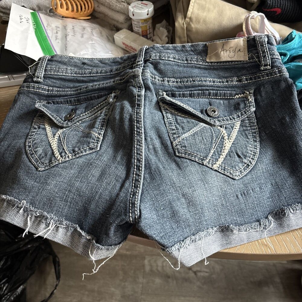 Ariya Y2K low rise medium Wash Frayed Denim Blue shorts Juniors Size 9/10